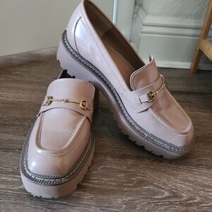 Sam Edelman Cream Loafers with Gold Accent and Cushioned Sole